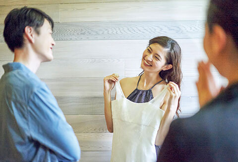 おふたりのこだわりに合わせた衣裳をセレクト