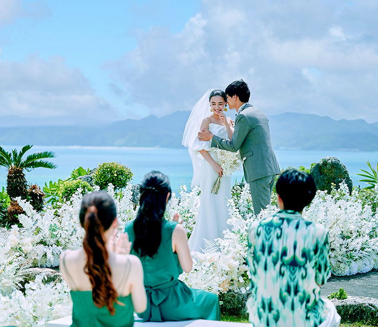 写真:沖縄結婚式の流れと演出の工夫。司会は必要？二人だけ・家族・少人数で楽しめるおすすめの演出