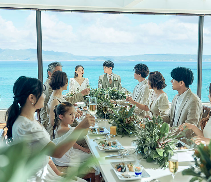 写真:家族や少人数で楽しむ沖縄リゾートウェディングの内容、旅行費用を解説